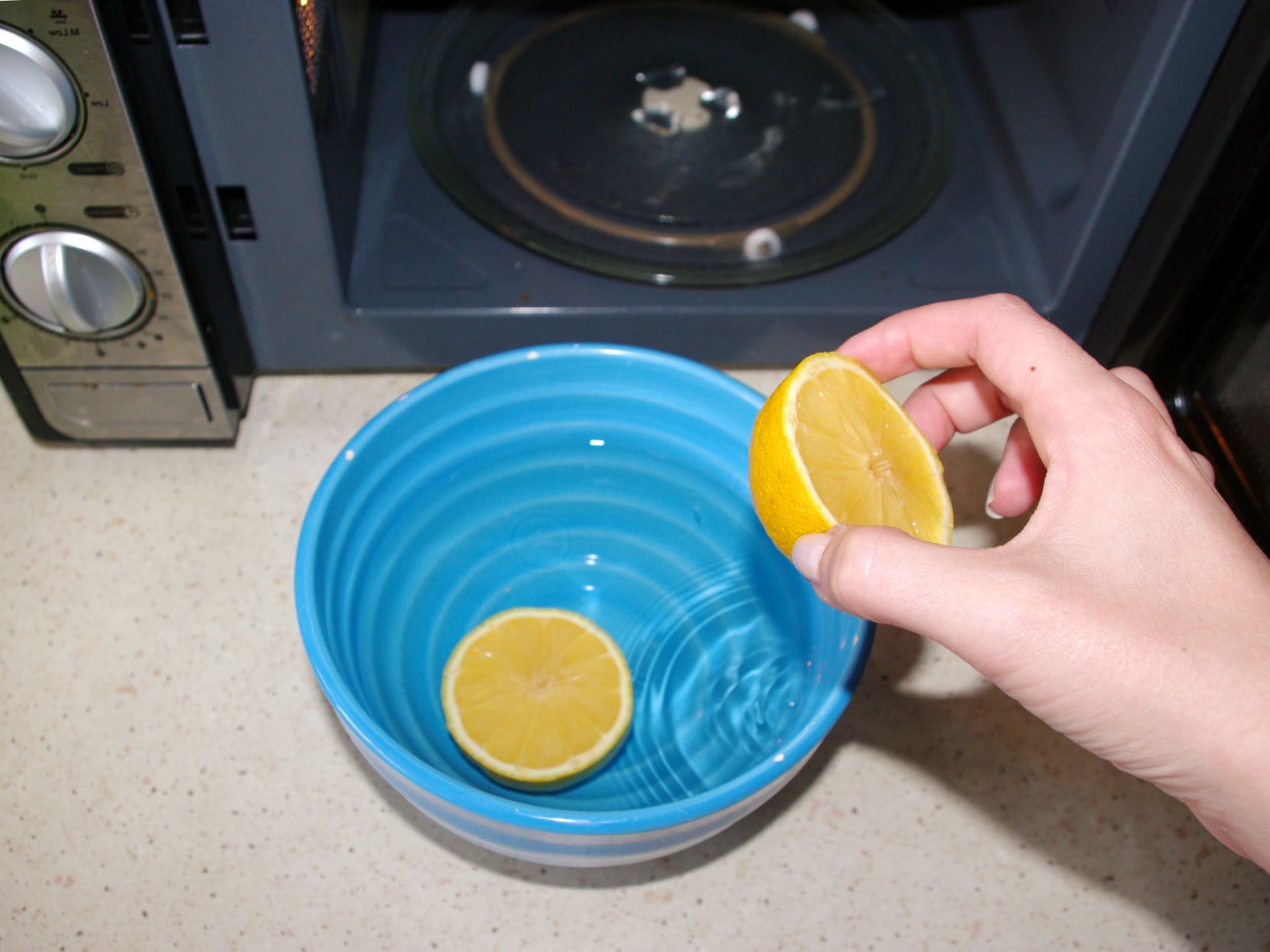 Чем отмыть микроволновке жир в домашних. Чистка микроволновой печи. Лимон в микроволновке. Мытье микроволновки. Отмыть микроволновку лимоном.